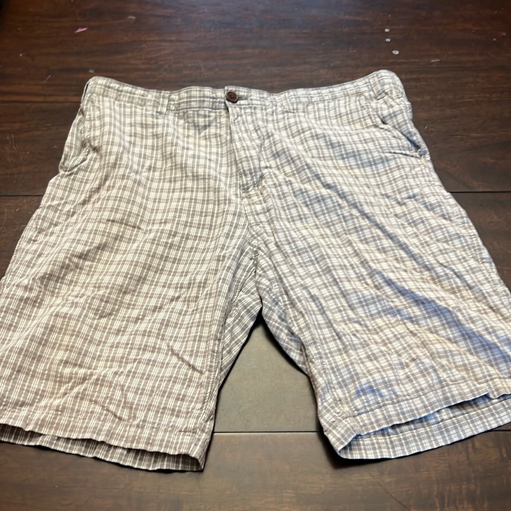 Eddie Bauer shorts. Size 36. Inseam 10. Excellent condition gently used.